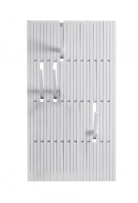 Weiße Piano Wandgarderobe von PER/USE, große Ausführung, mit ausgeklappten Haken. Moderne Garderobenlösung.